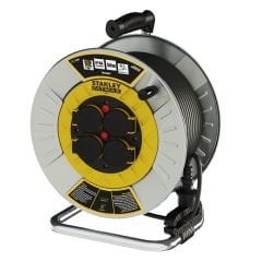 Stanley St-Mc Metal Ip44 4 Soketli 25 Metre Makaralı Kablo / 3X2,5Mm Siyah Kauçuk Kablo